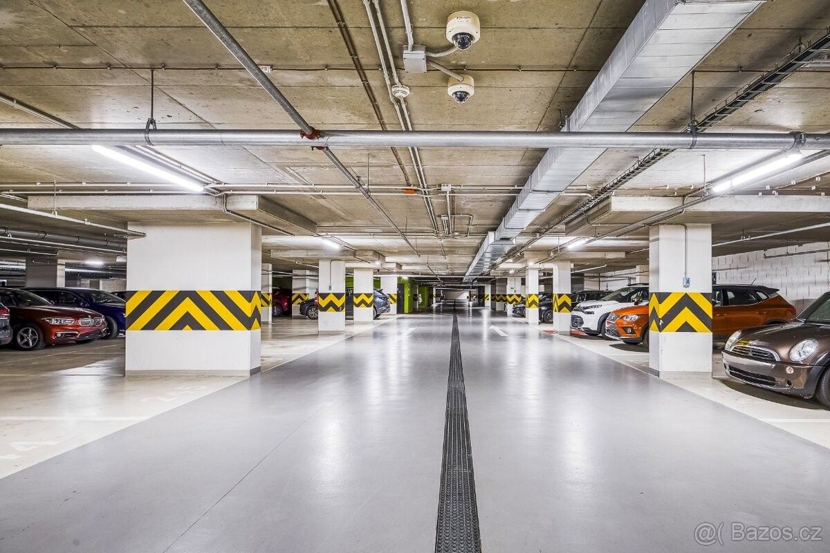 Garáže, Praha, 108 00