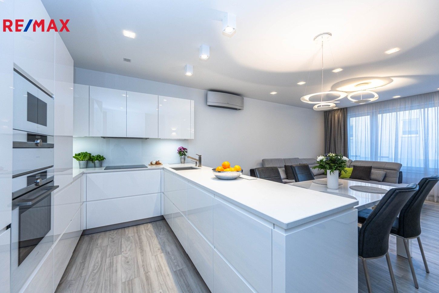 Pronájem byt 2+kk - Novostrašnická, Praha, 68 m²