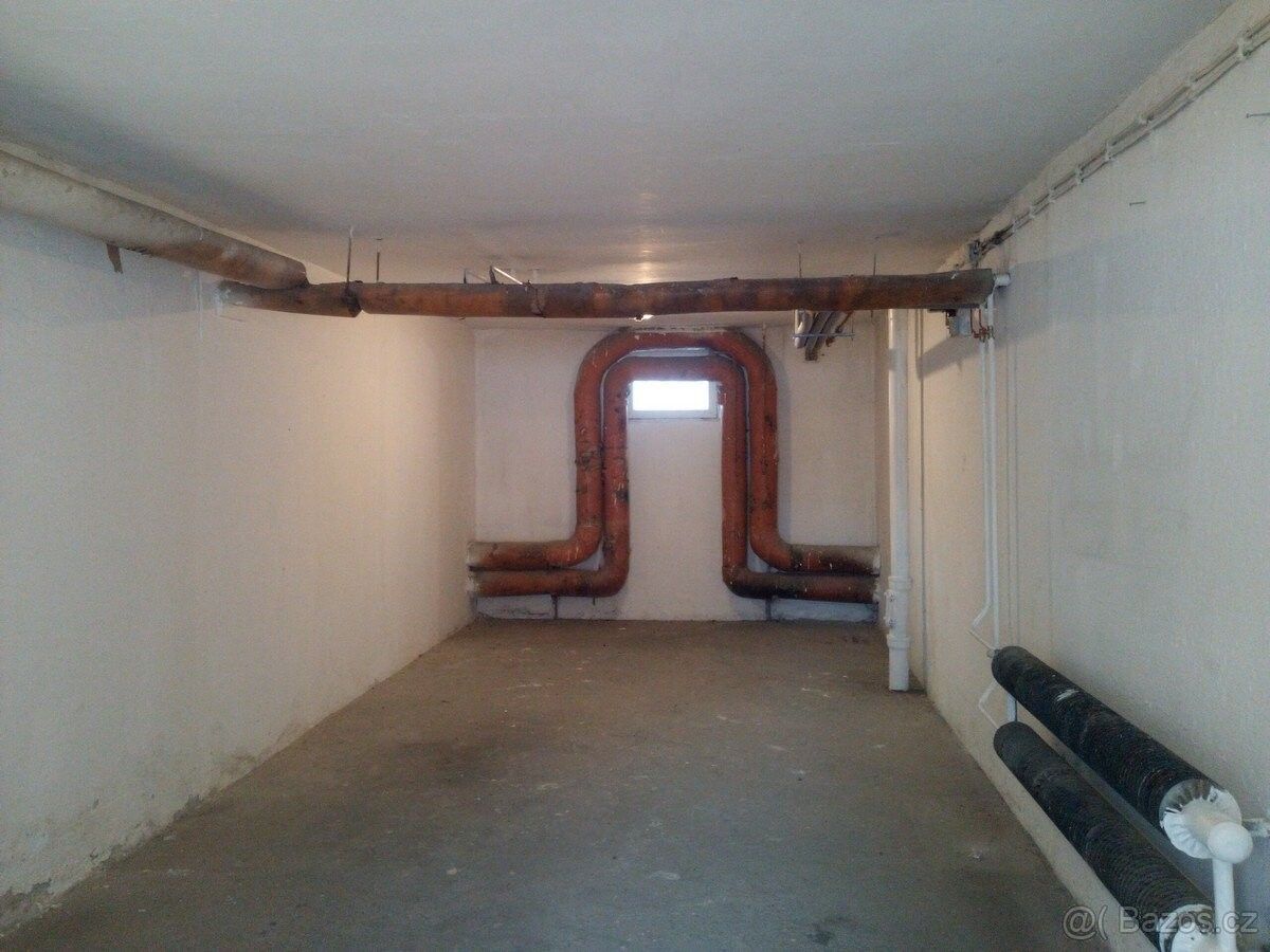 Garáže, Ostrava, 700 30