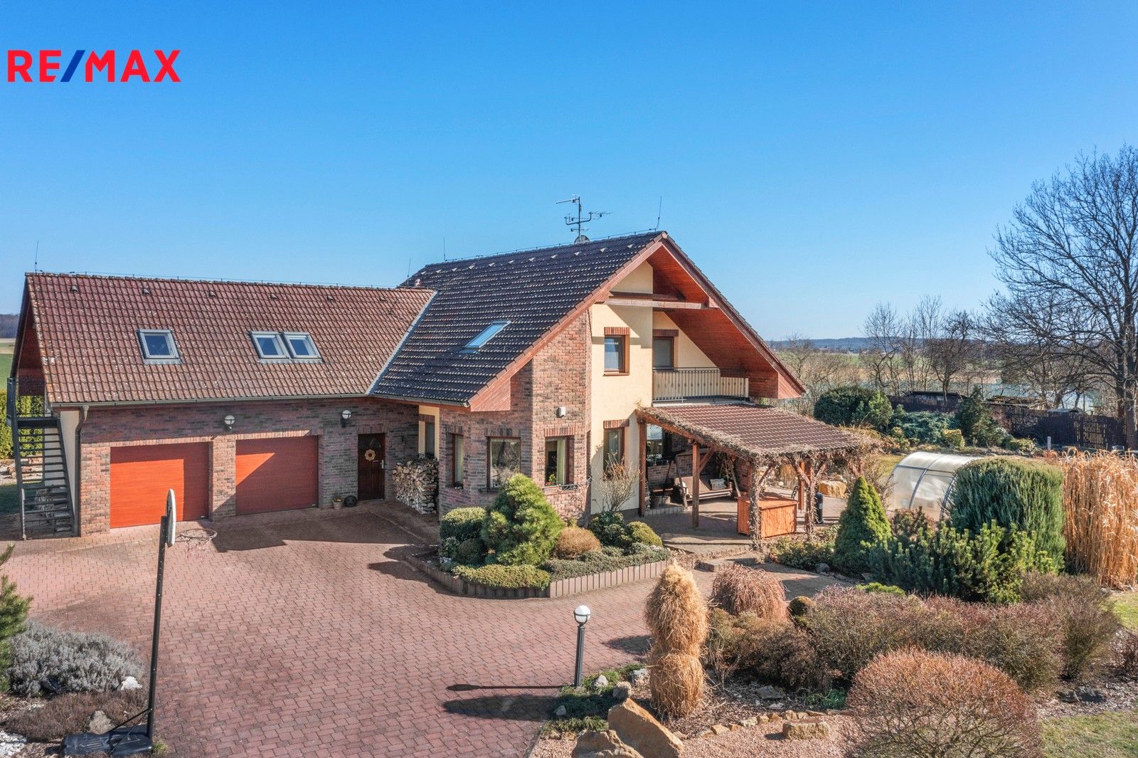 Rodinné domy, Býšť, 283 m²