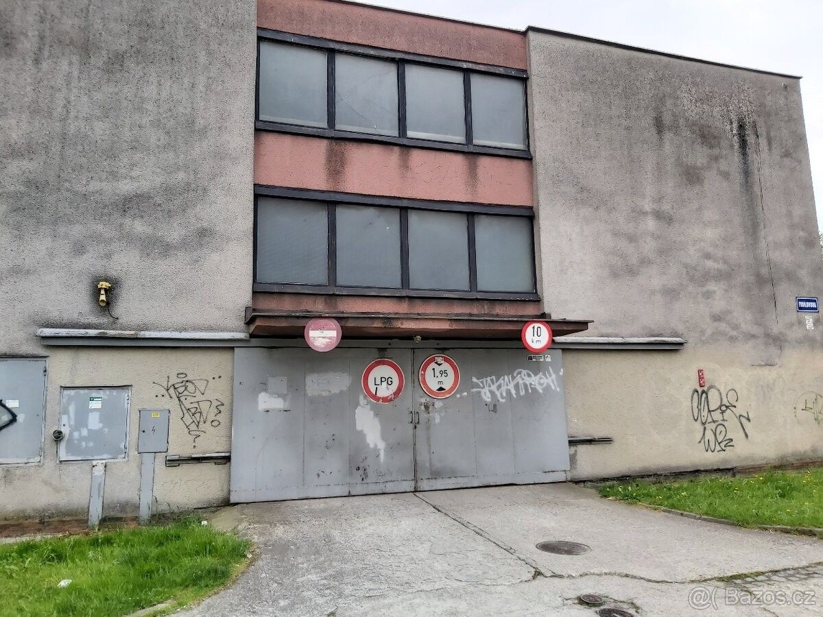Garáže, Ostrava, 700 30