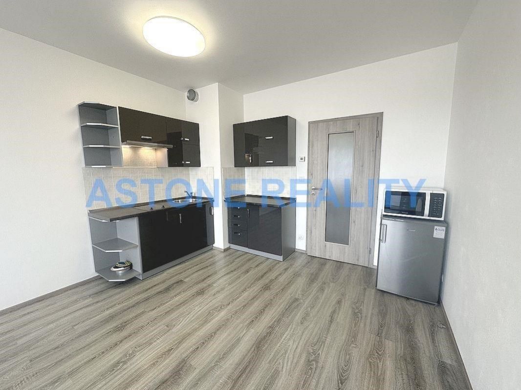 Pronájem byt 1+kk - Hlučkova  , Praha, 34 m²