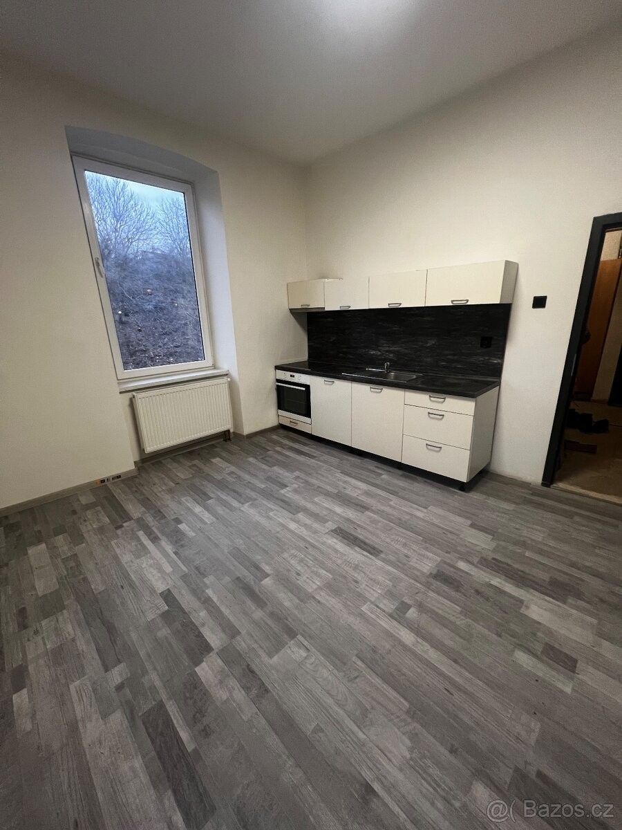 Byty, Dobronín, 588 12