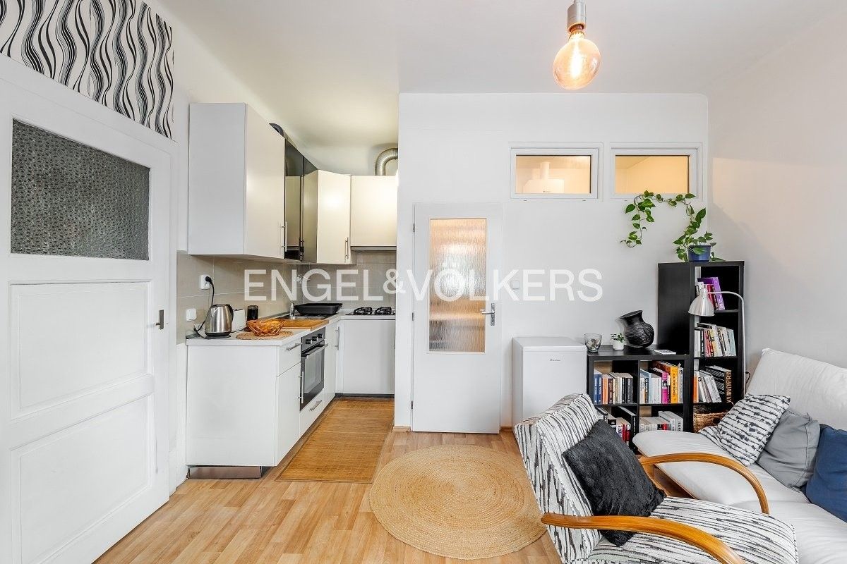 Pronájem byt 1+kk - Pod strašnickou vinicí 1023, Praha, 20 m²