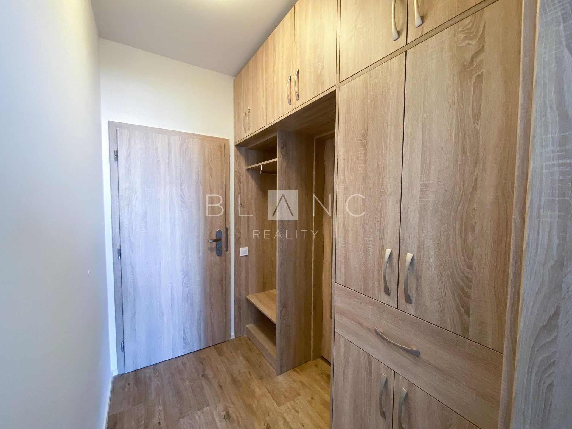Pronájem byt 1+kk - Pod soutratím, Praha, 33,4 m²