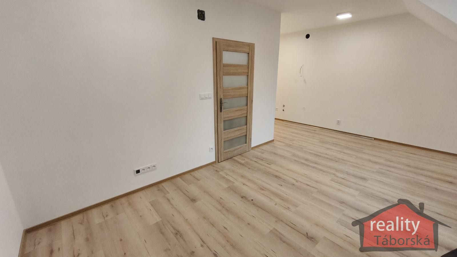 Prodej byt 1+kk - Nupacká, Nupaky, 38 m²