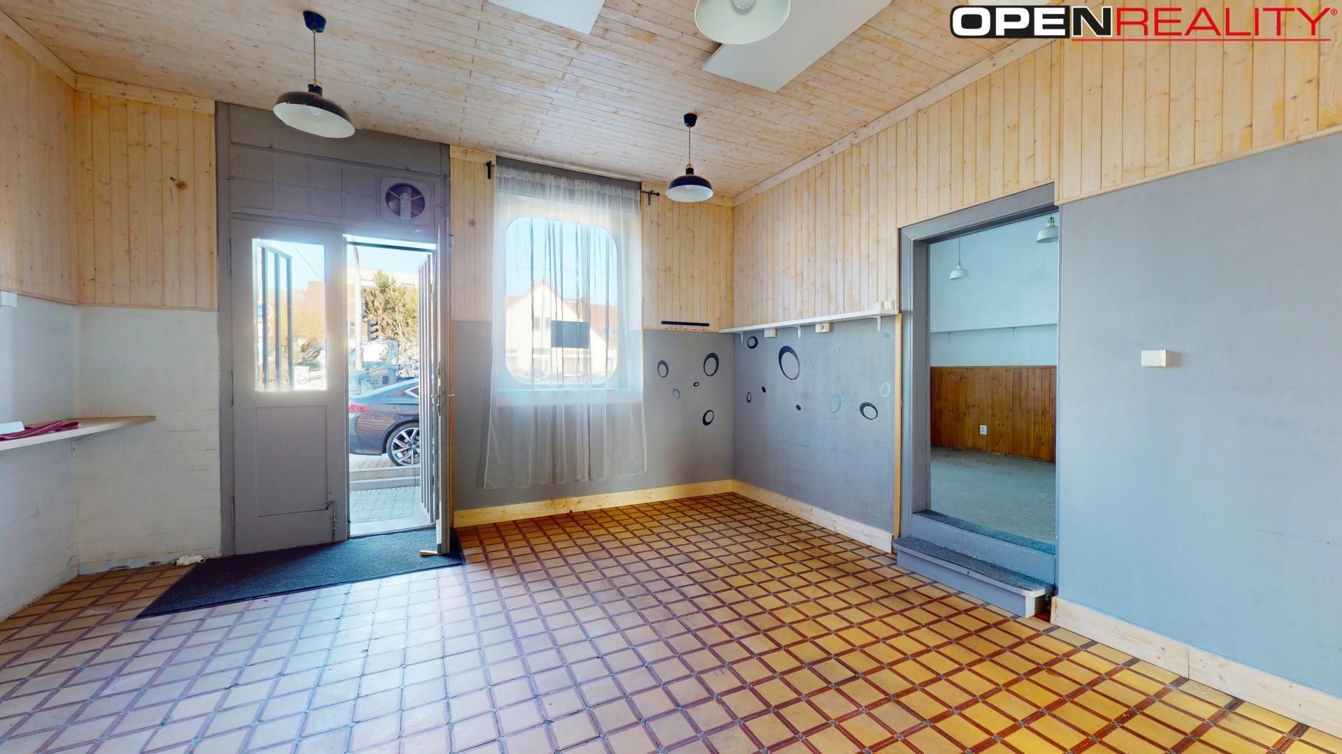 Obchodní prostory, 1. máje, Zastávka, 110 m²