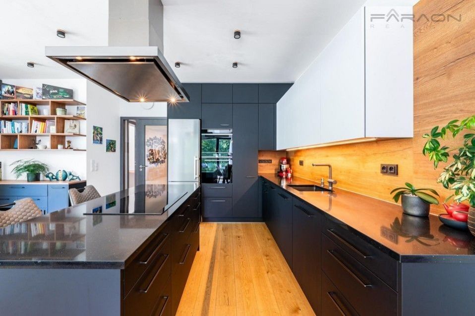 3+kk, Na pomezí, Praha, 138 m²