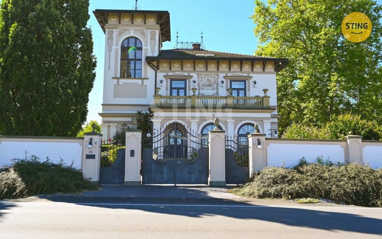 Prodej vila - Radim, Luže, 700 m²