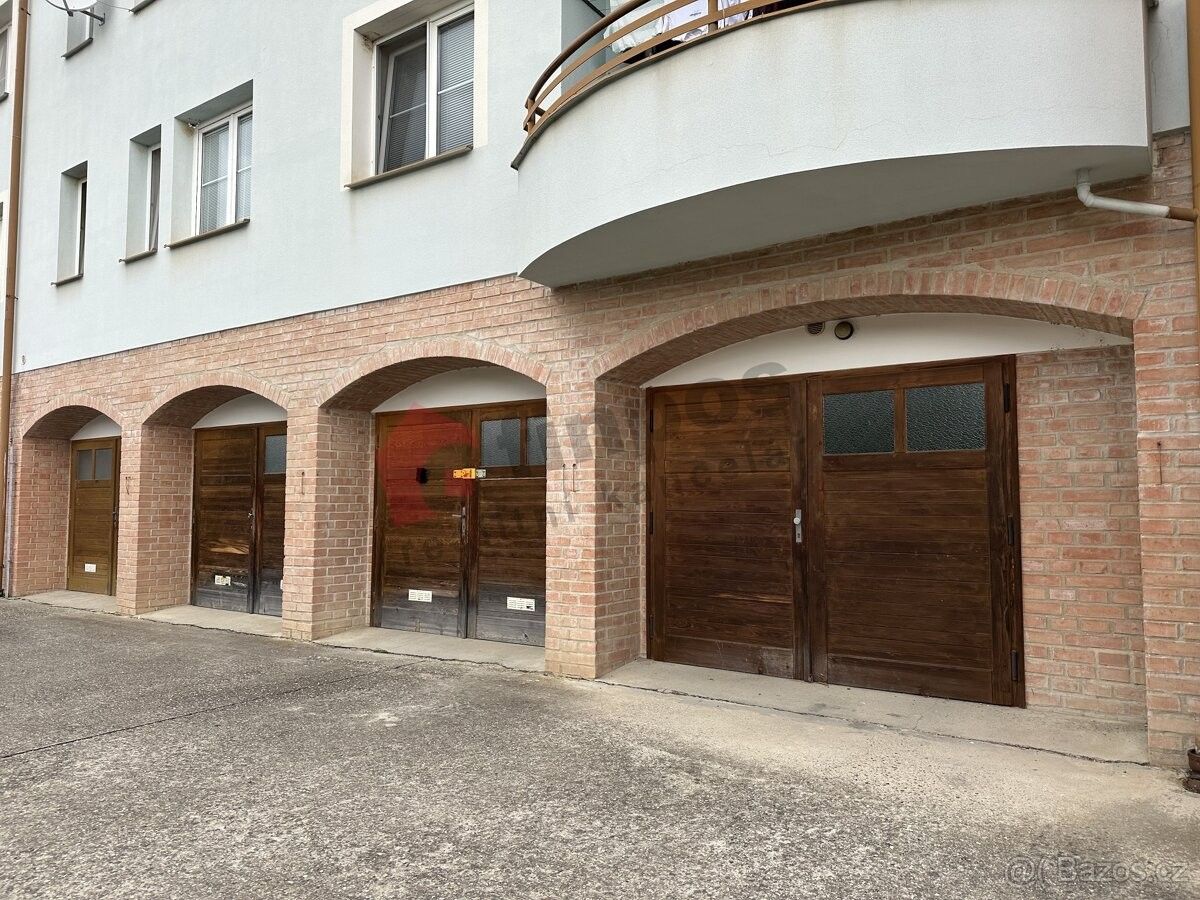 Garáže, Ždánice, 696 32