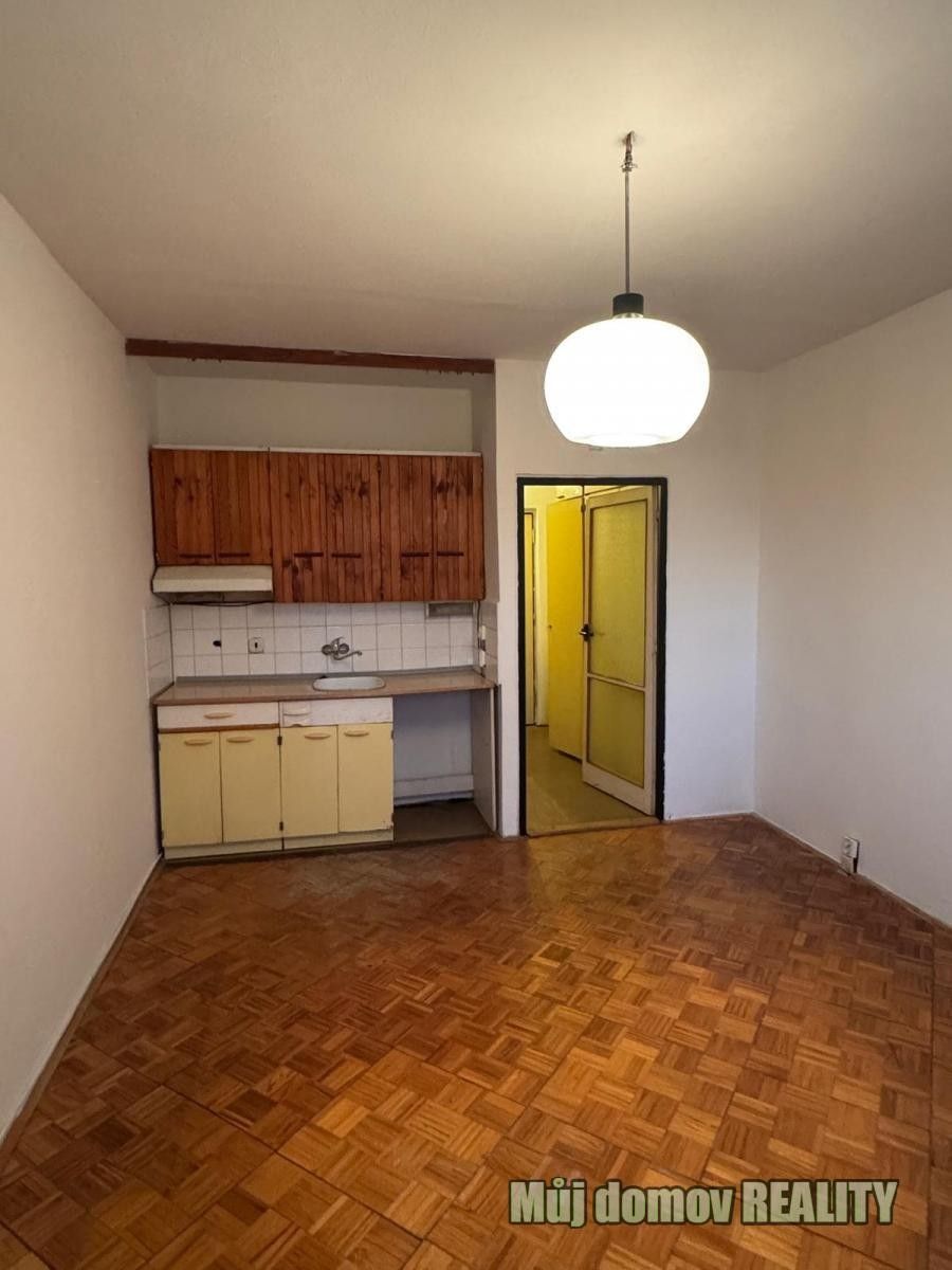 Pronájem byt 1+kk - Vavřenova, Praha, 28 m²