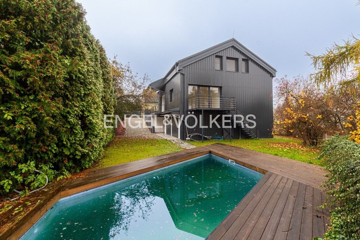 Pronájem rodinný dům - V sídlišti, Praha, 345 m²