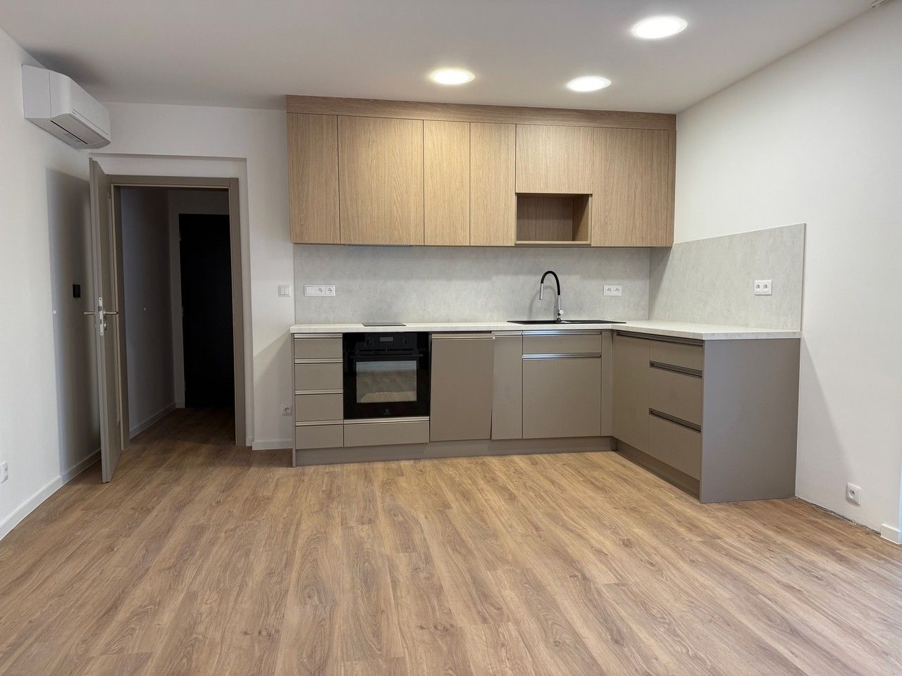 Pronájem komerční - Bělehradská, Ústí nad Labem, 33 m²