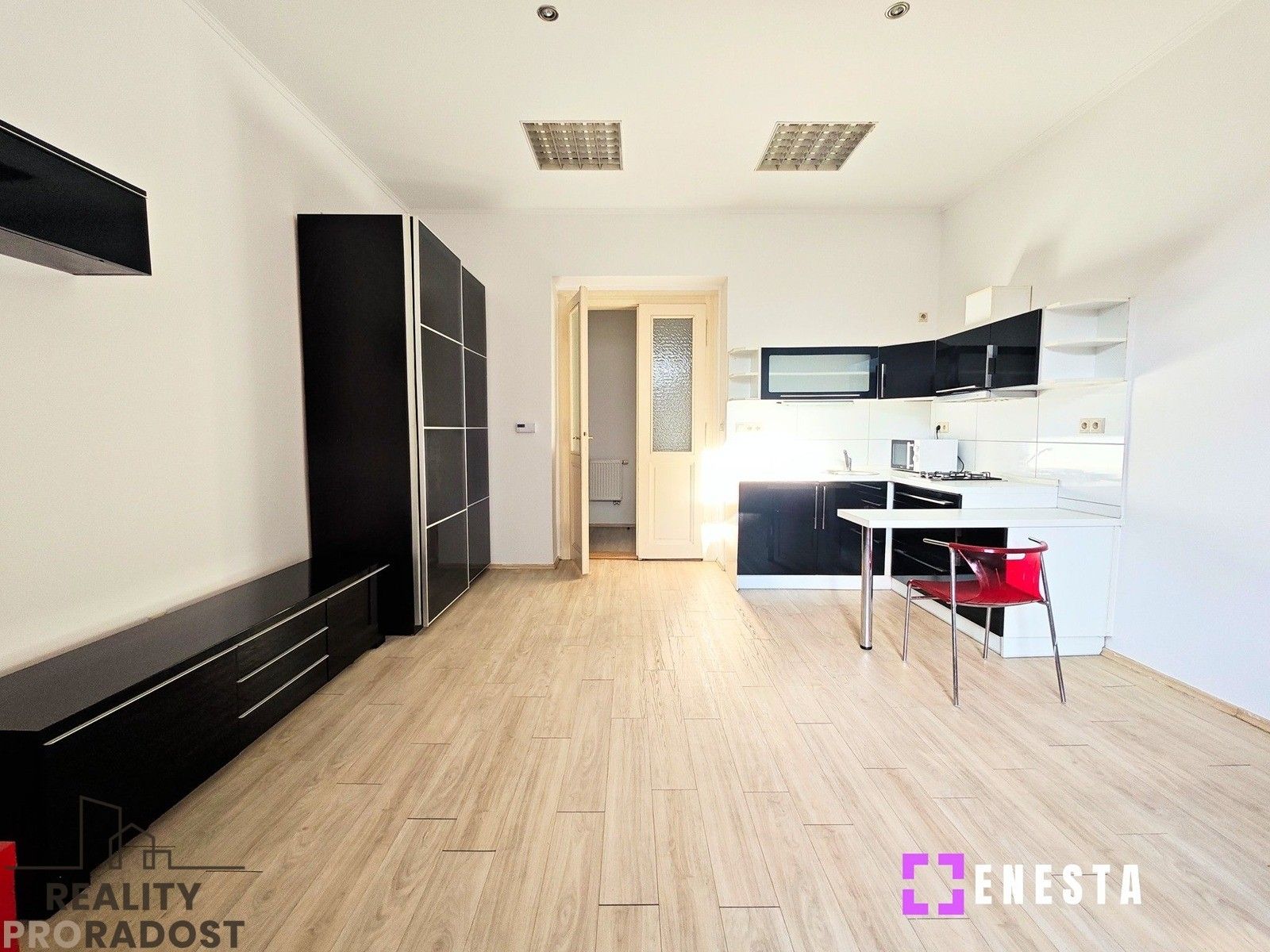 Pronájem byt 1+kk - náměstí Generála Kutlvašra 590, Praha Nusle, 27 m² - 2