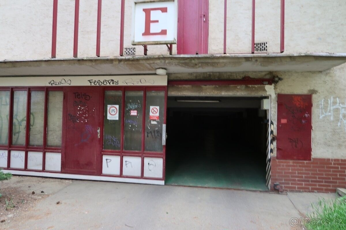 Garáže, Praha, 182 00