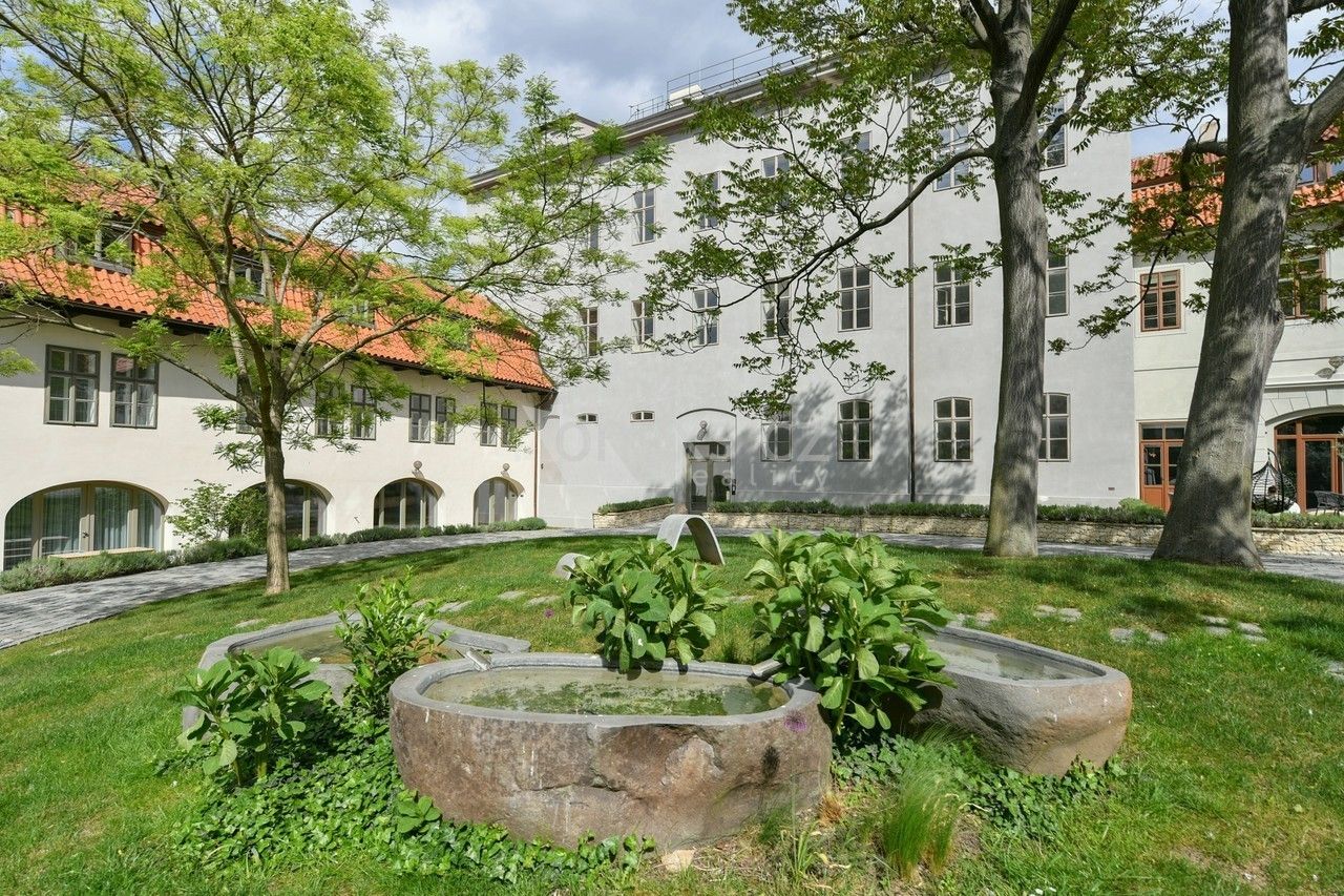 5+1, U obecního dvora, Praha, 210 m²