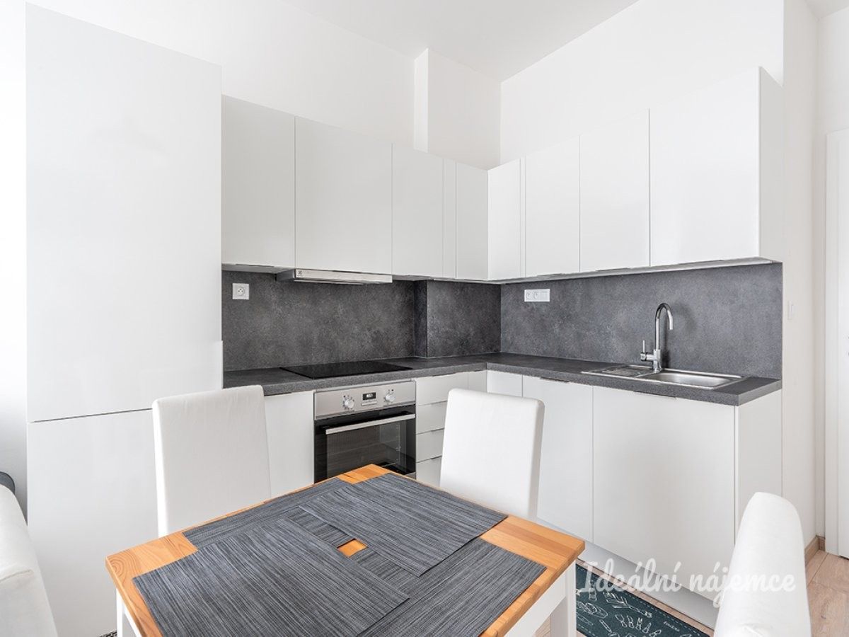 Byt 2+kk · 40 m² · Strakonická, Praha - 3