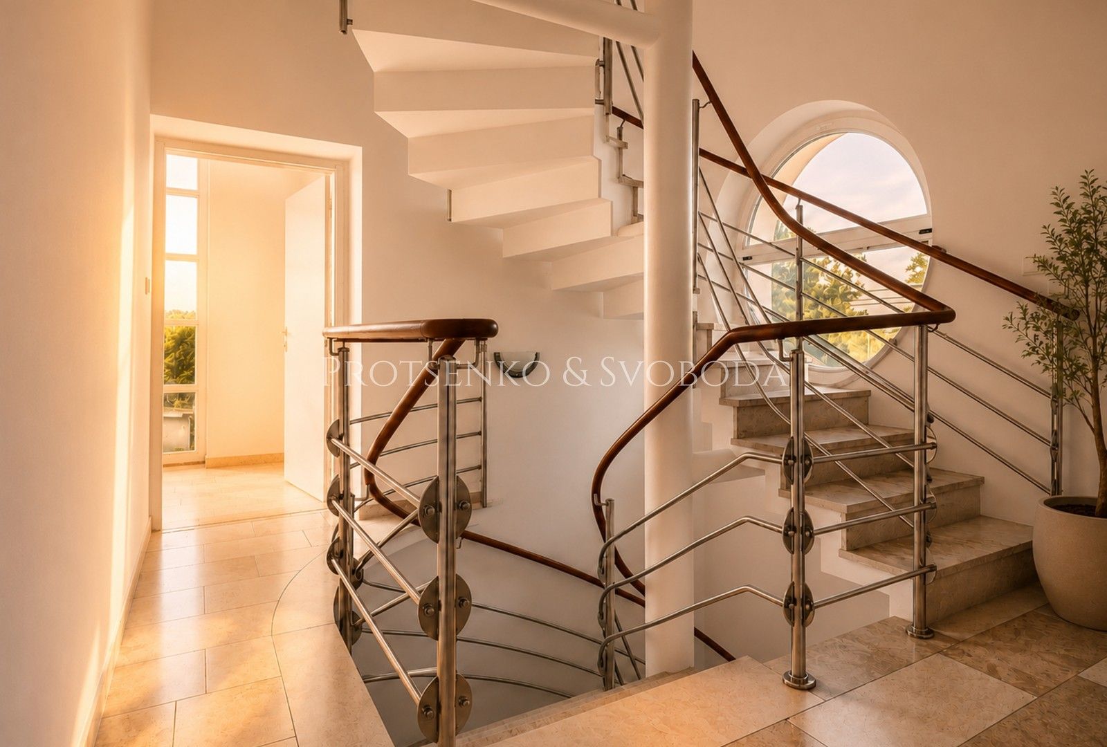 Vily, Benešovo náměstí, Křižanov, 530 m² - 2
