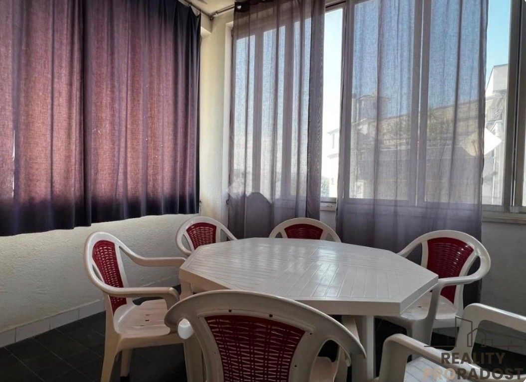 Byty, 987 66, Zahraničí