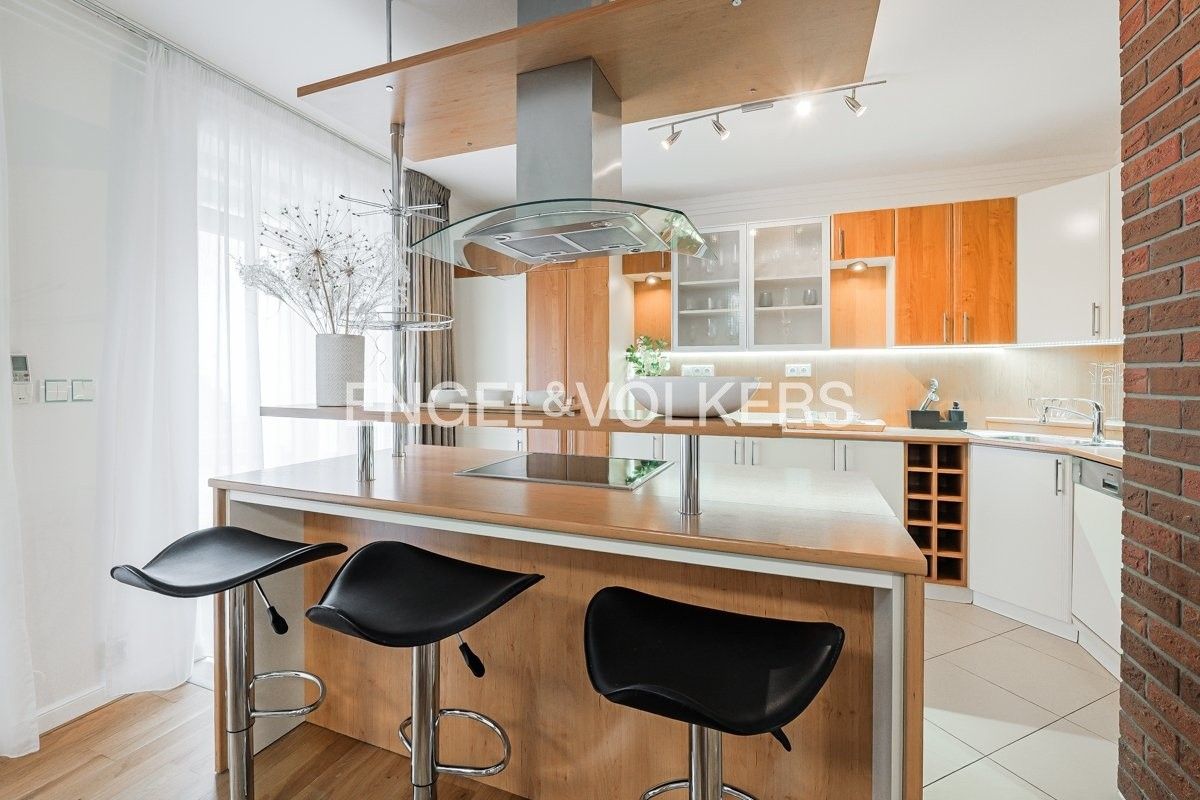 Vila · 351 m² · Nad hradním potokem 92, Praha Veleslavín - 4