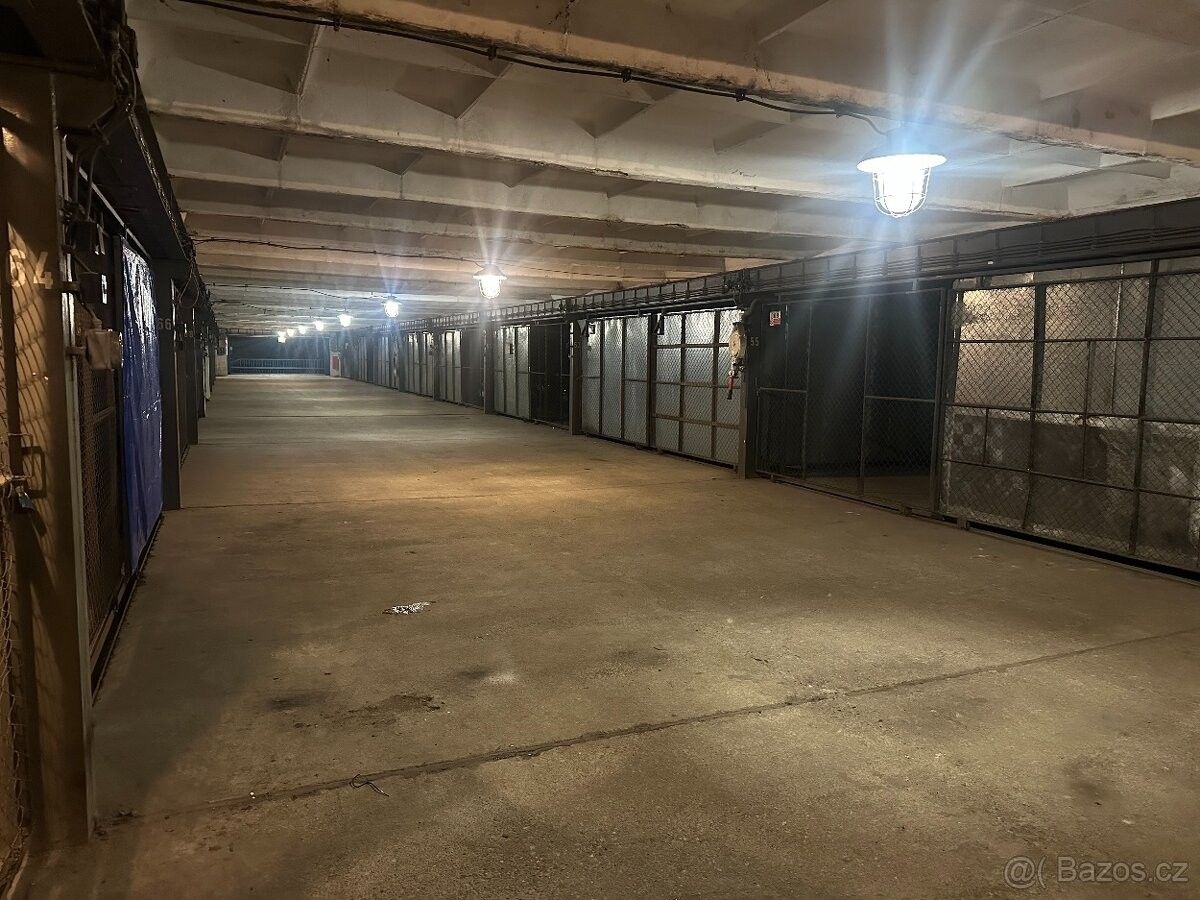 Garáže, Ostrava, 700 30