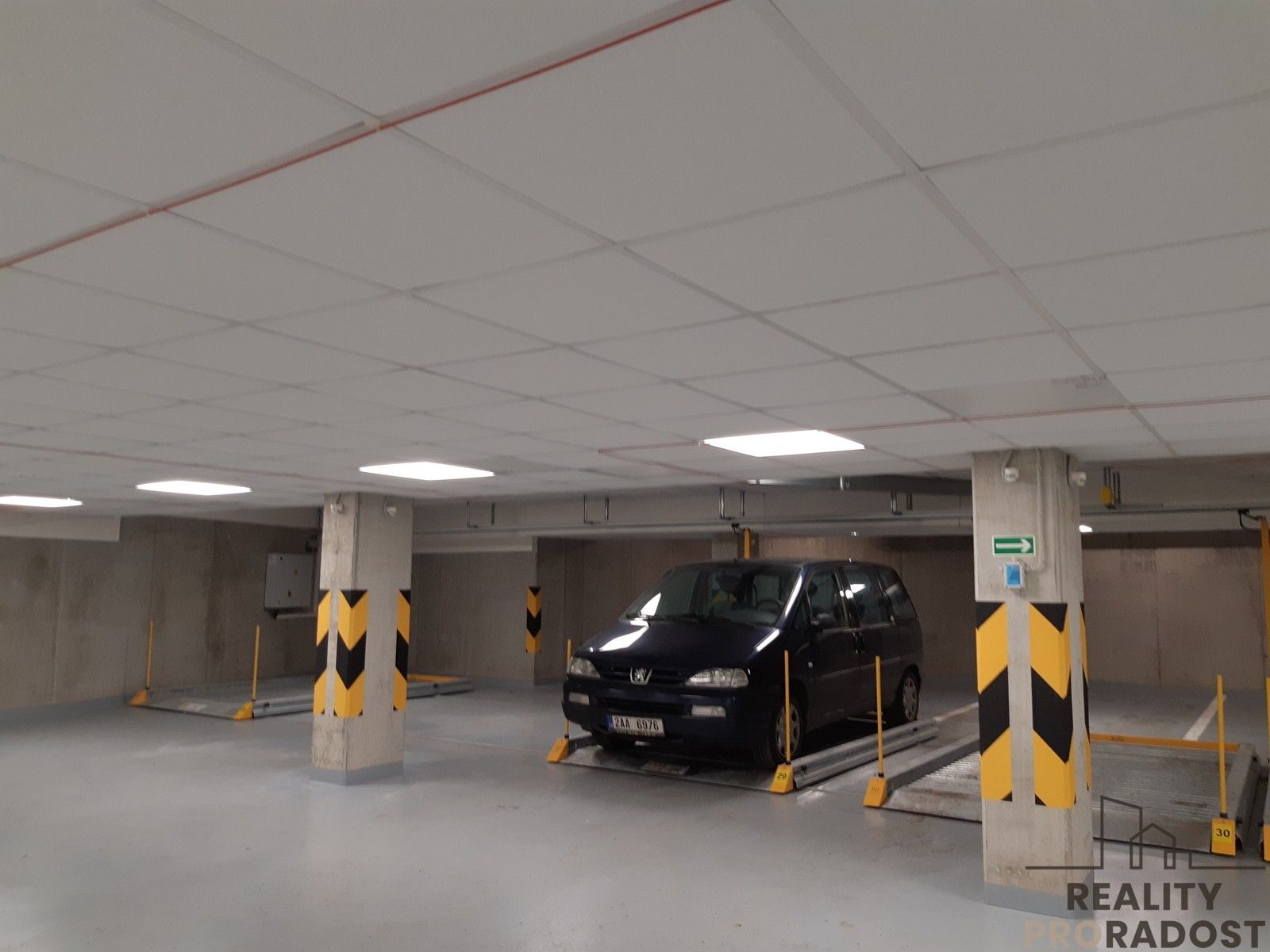 Pronájem garáž - Pod radnicí, Praha, 11 m²