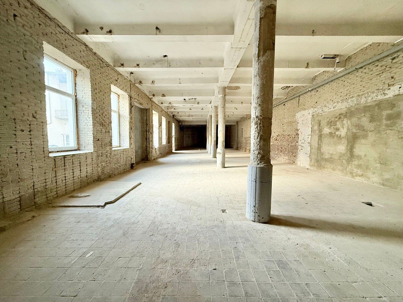 Obchodní prostory, 1 500 m²