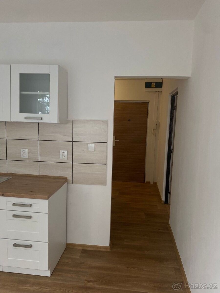 Pronájem byt - Chvaletice, 533 12