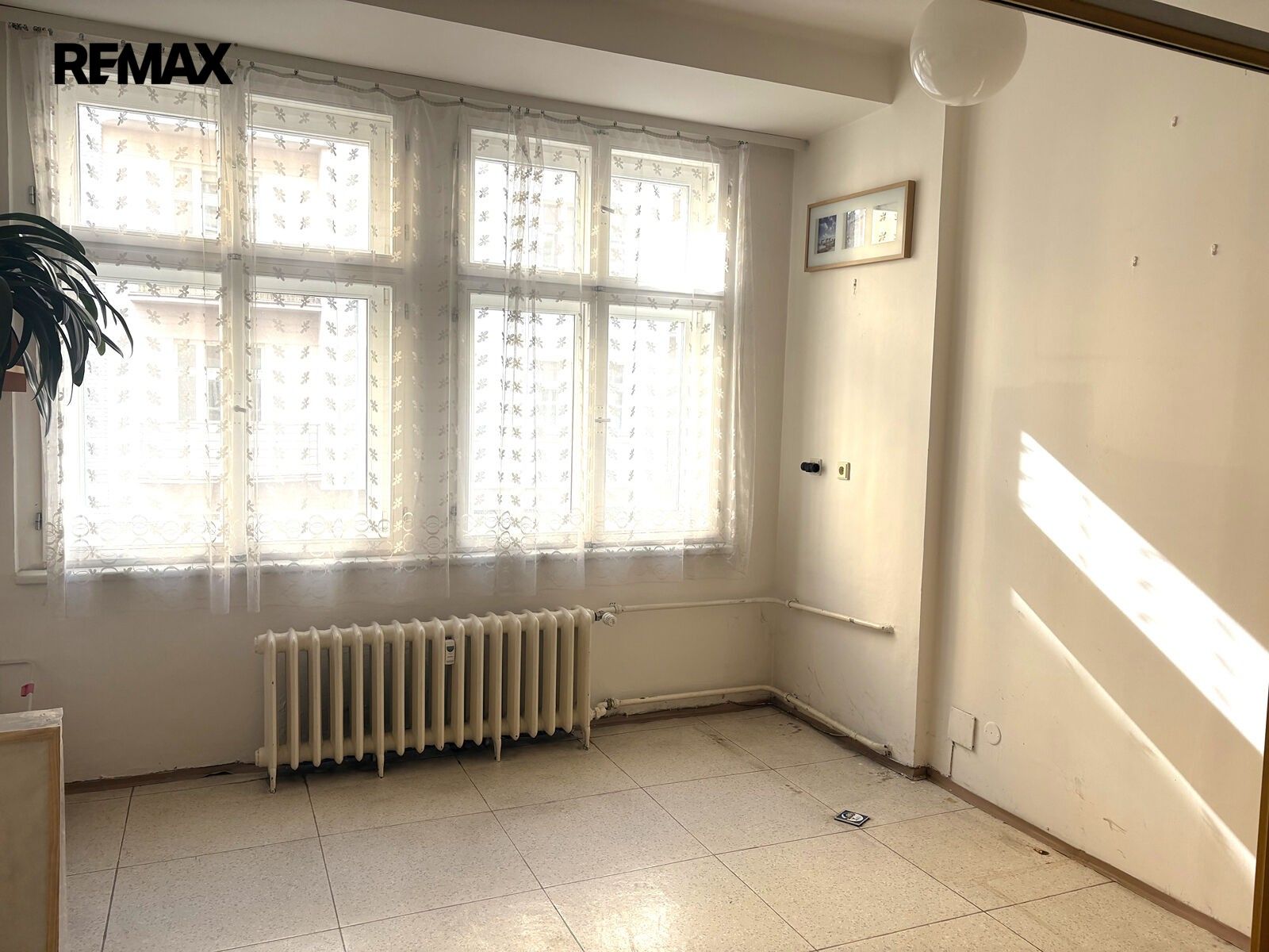 Komerční nemovitost · 42 m² · Dejvická 919, Praha Bubeneč - 4