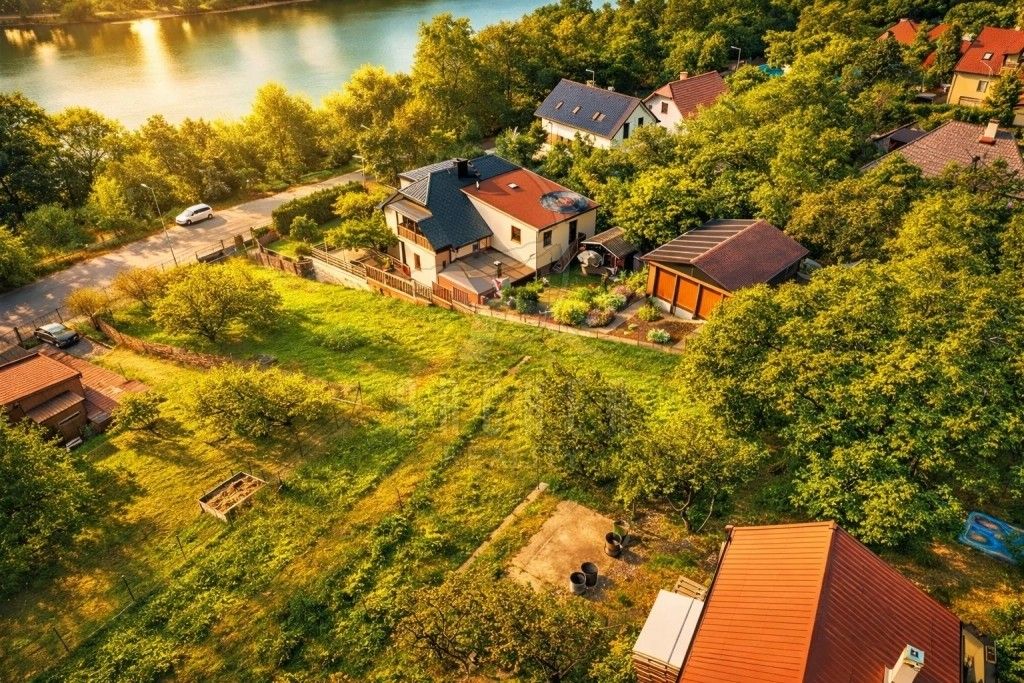 Pozemky pro bydlení, Nad rybníkem, Praha