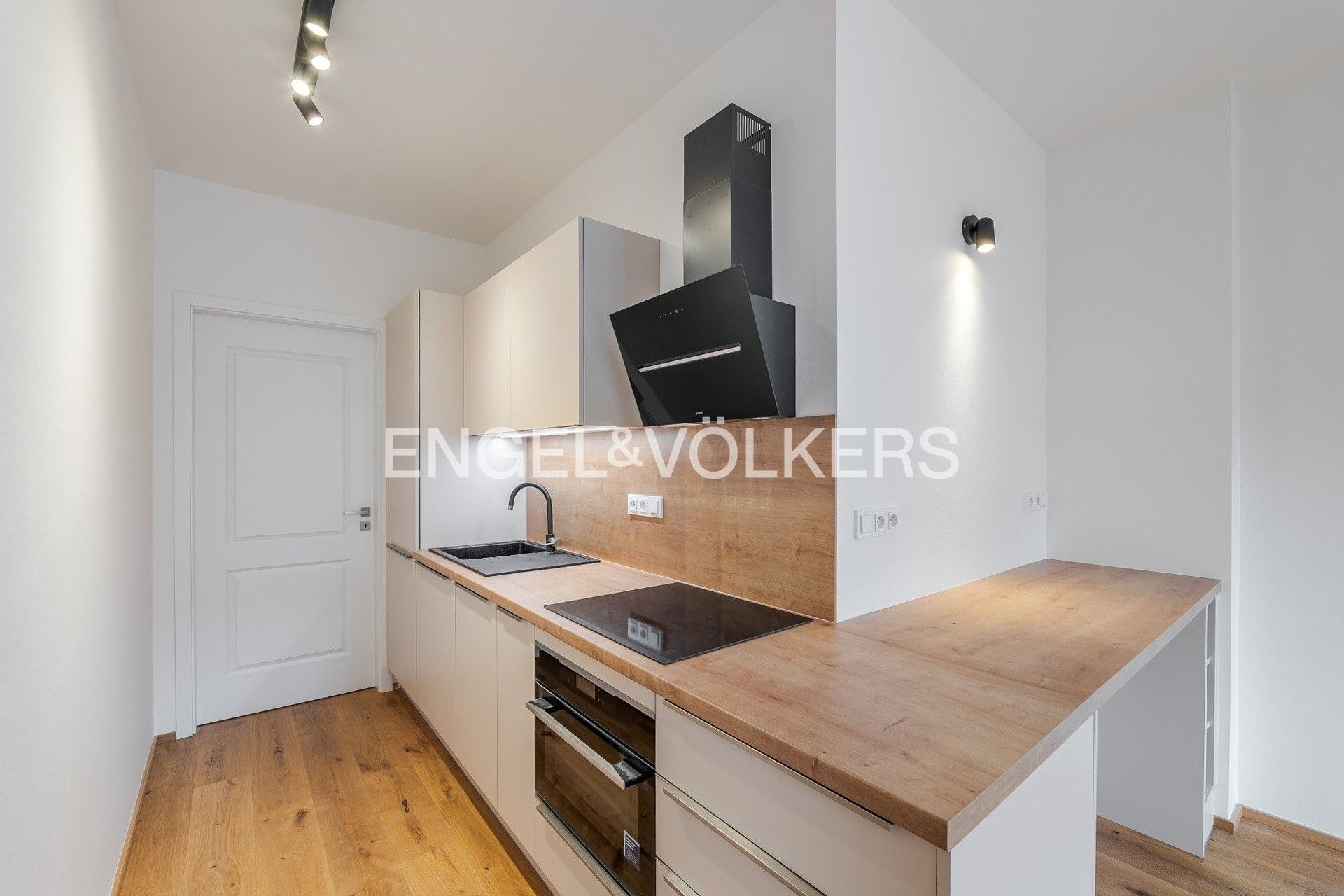 Pronájem byt 1+kk - Donská, Praha, 29 m²