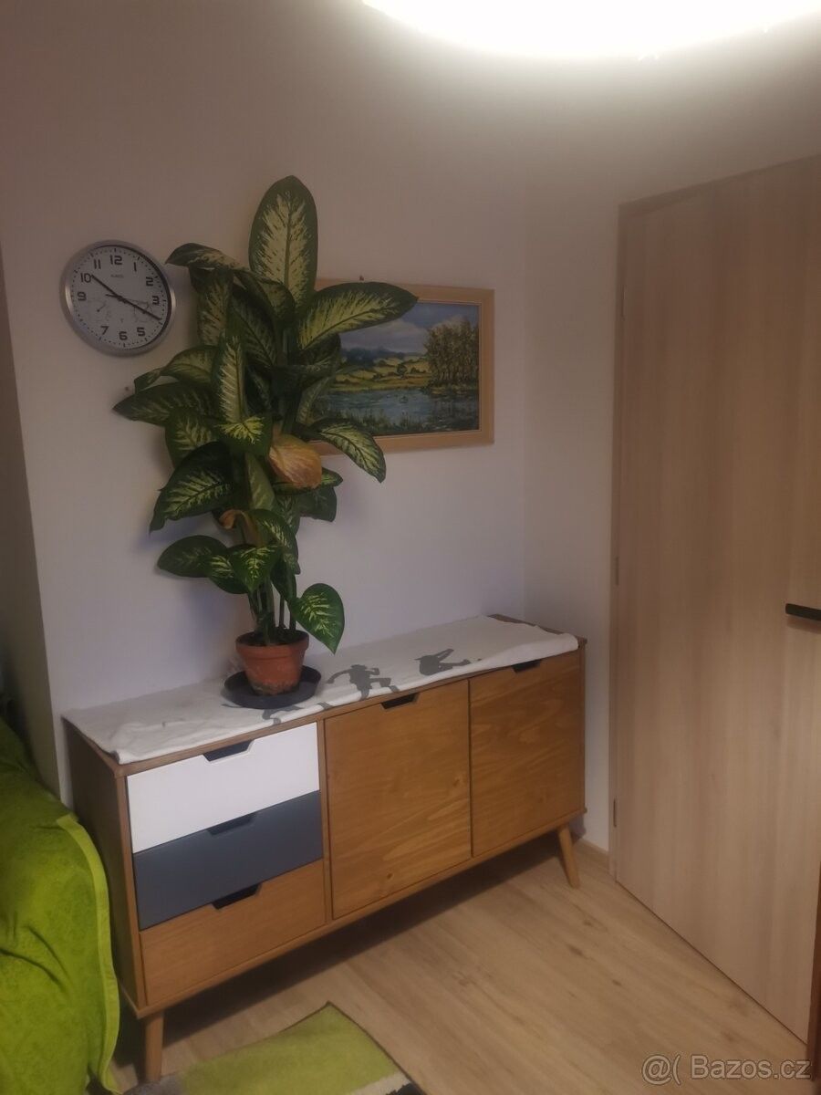 Byty, Zvoleněves, 273 25