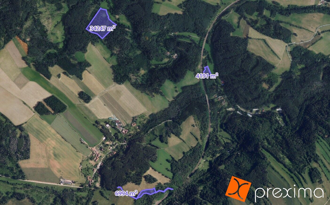 Les, 8 586 m²