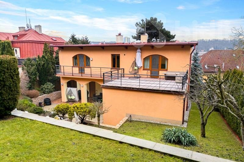 Vily, Pod svahem, Praha, 350 m²