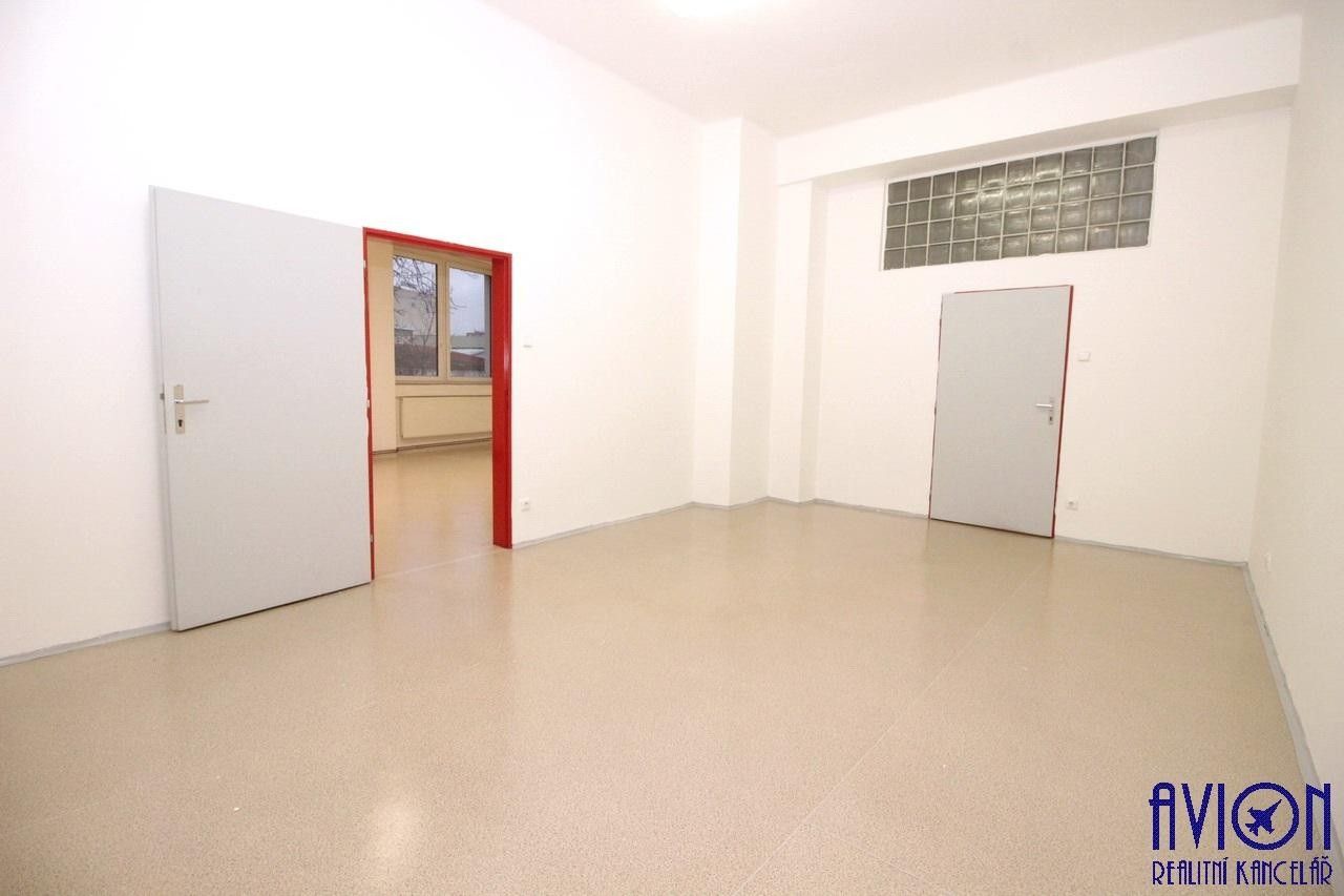 Pronájem kancelář - U trati, Praha, 69 m²