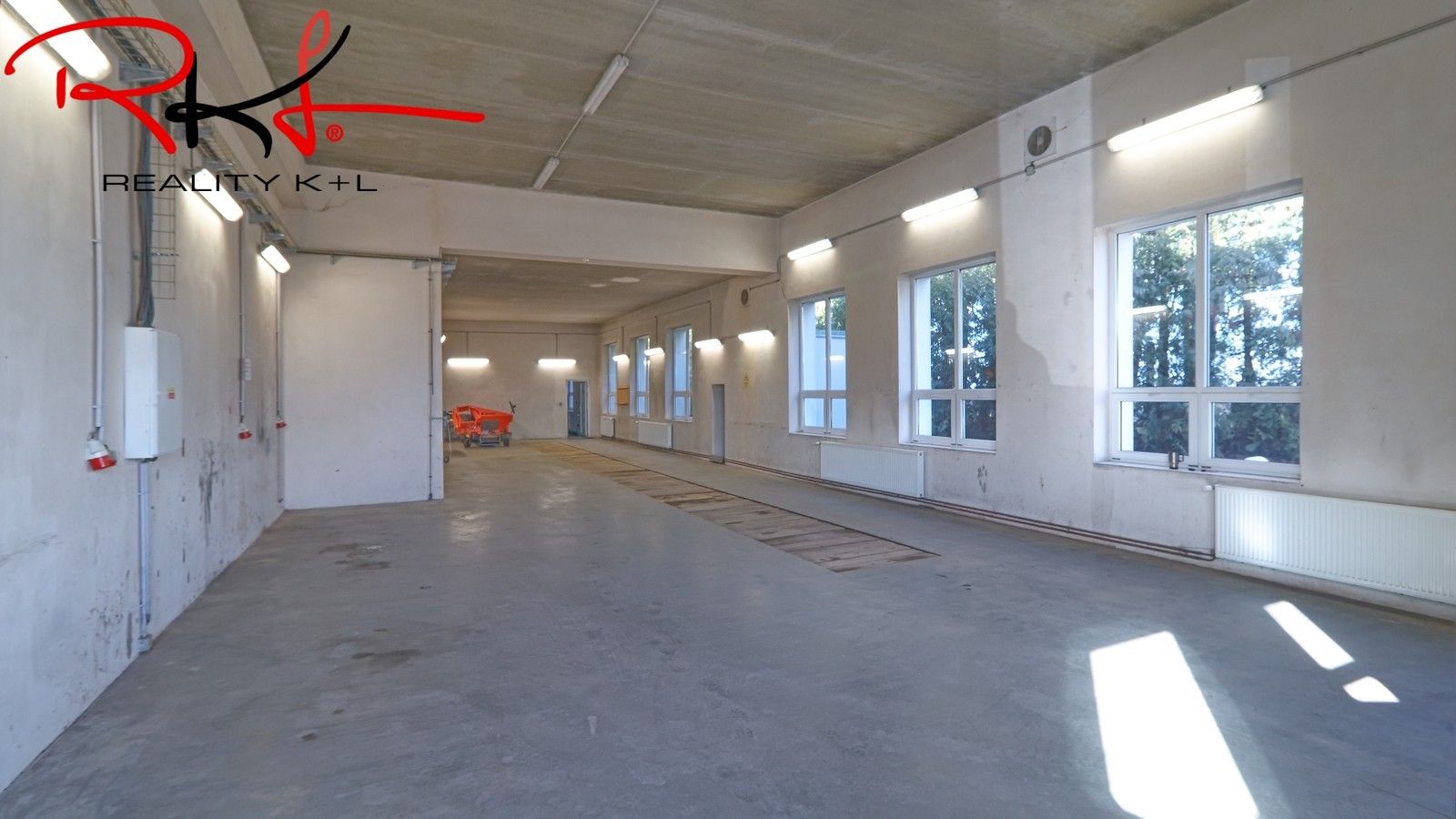 Pronájem výrobní prostory - , Martiněves, 198 m²