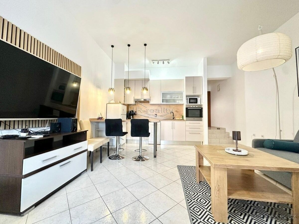 Byty, 987 66, Zahraničí