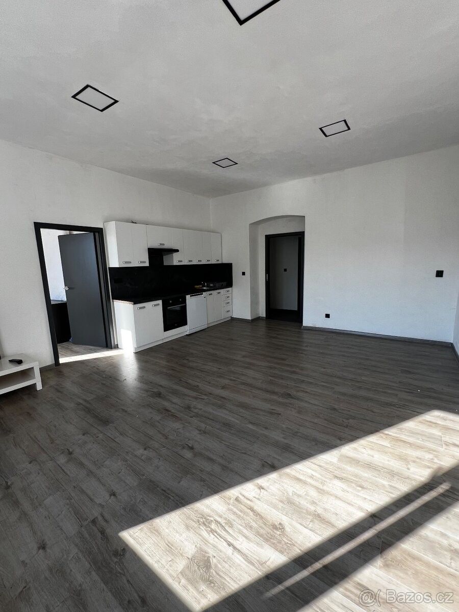 Byty, Dobronín, 588 12