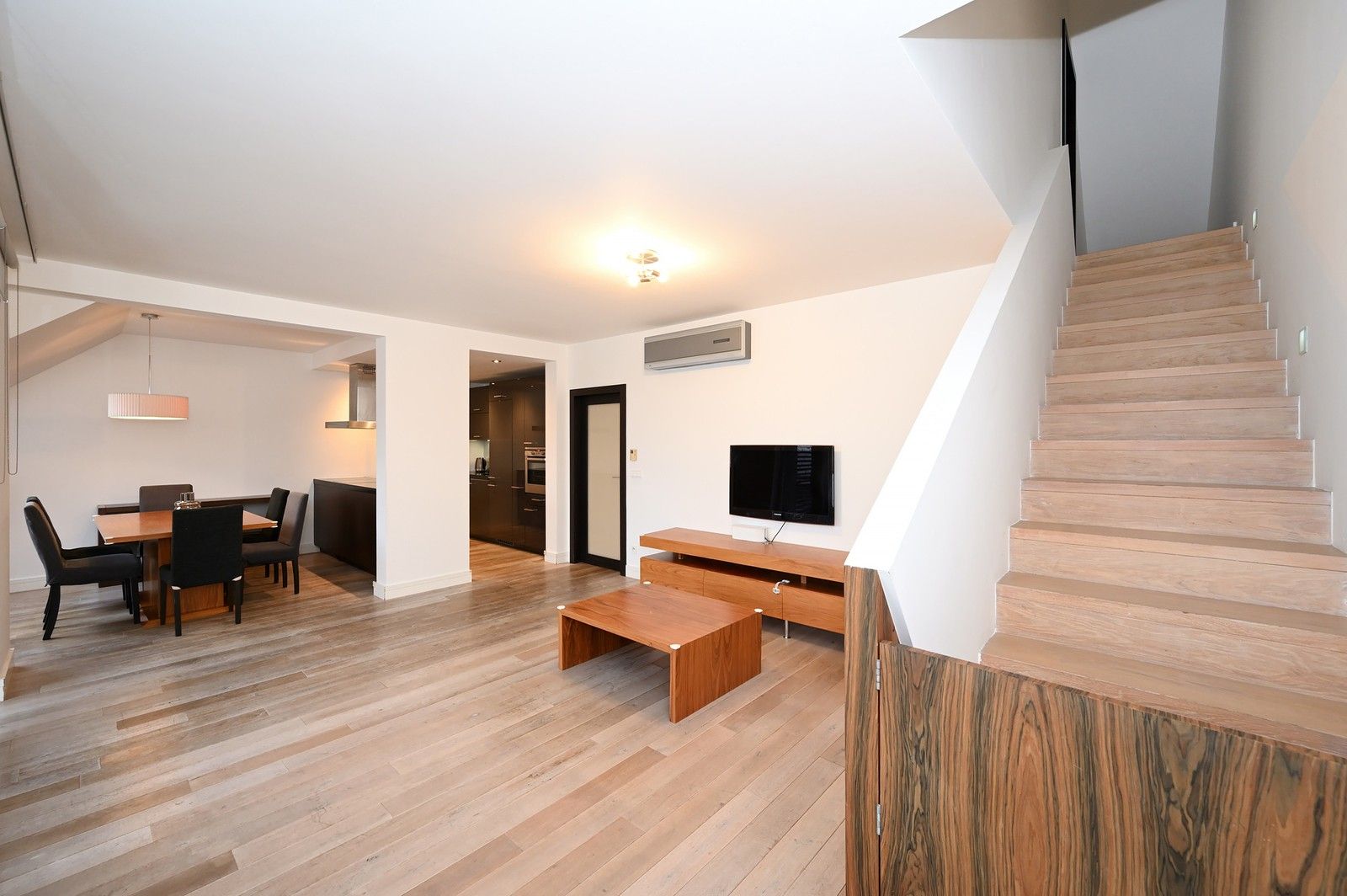 Pronájem byt 5+kk - Mezilehlá, Praha, 142 m²