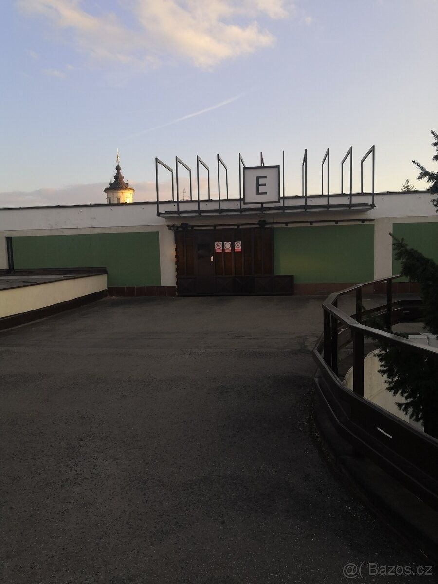 Garáže, Praha, 180 00