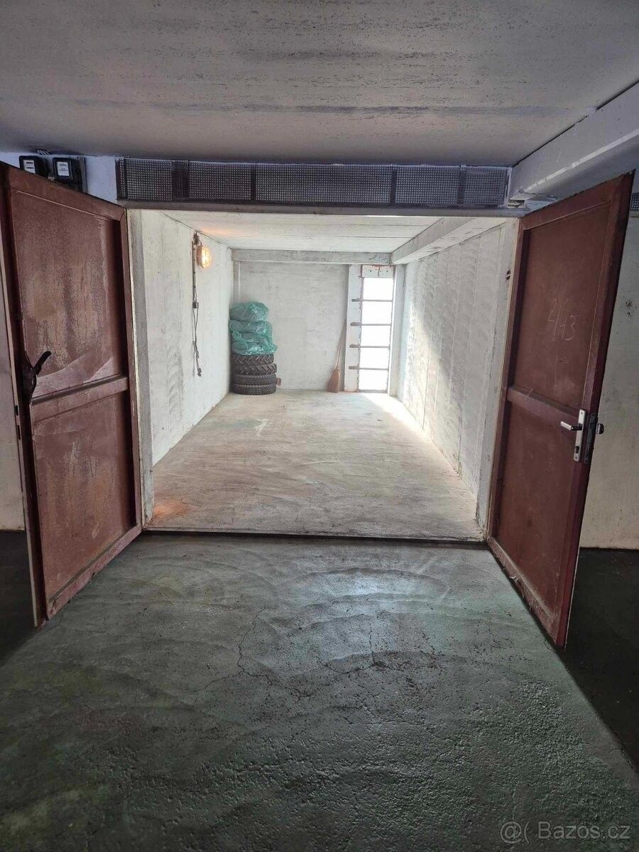 Garáže, Praha, 143 00