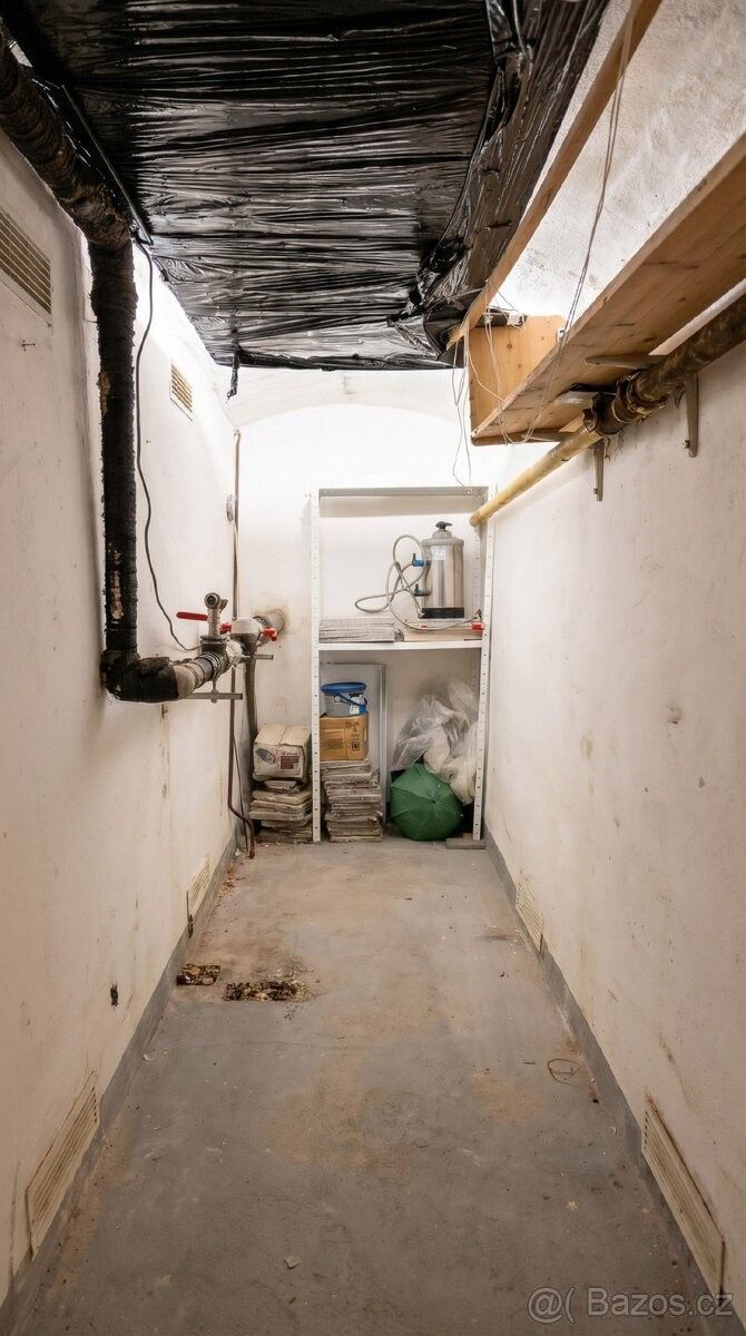 Sklady, Praha, 128 00