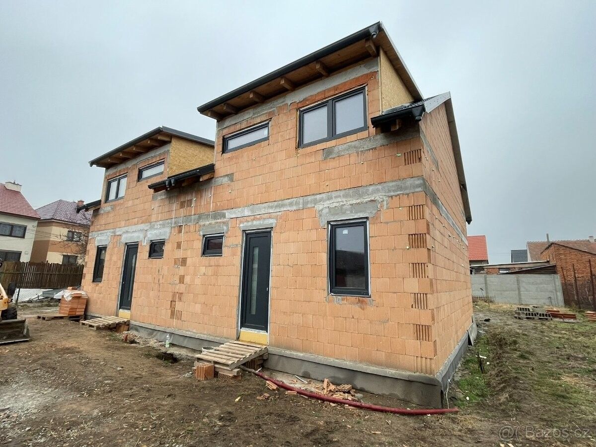 Rodinné domy, Hrušky, 691 56