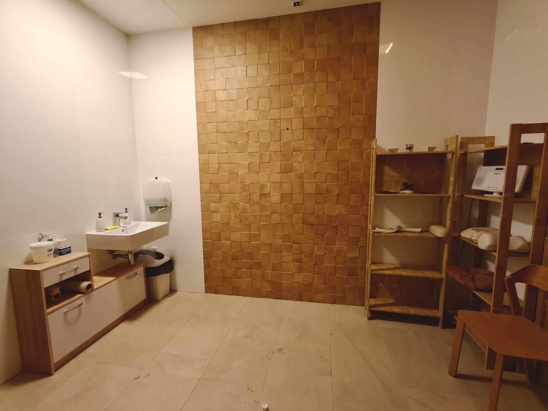 Pronájem obchodní prostory - náměstí Svobody , Teplice, 16 m²