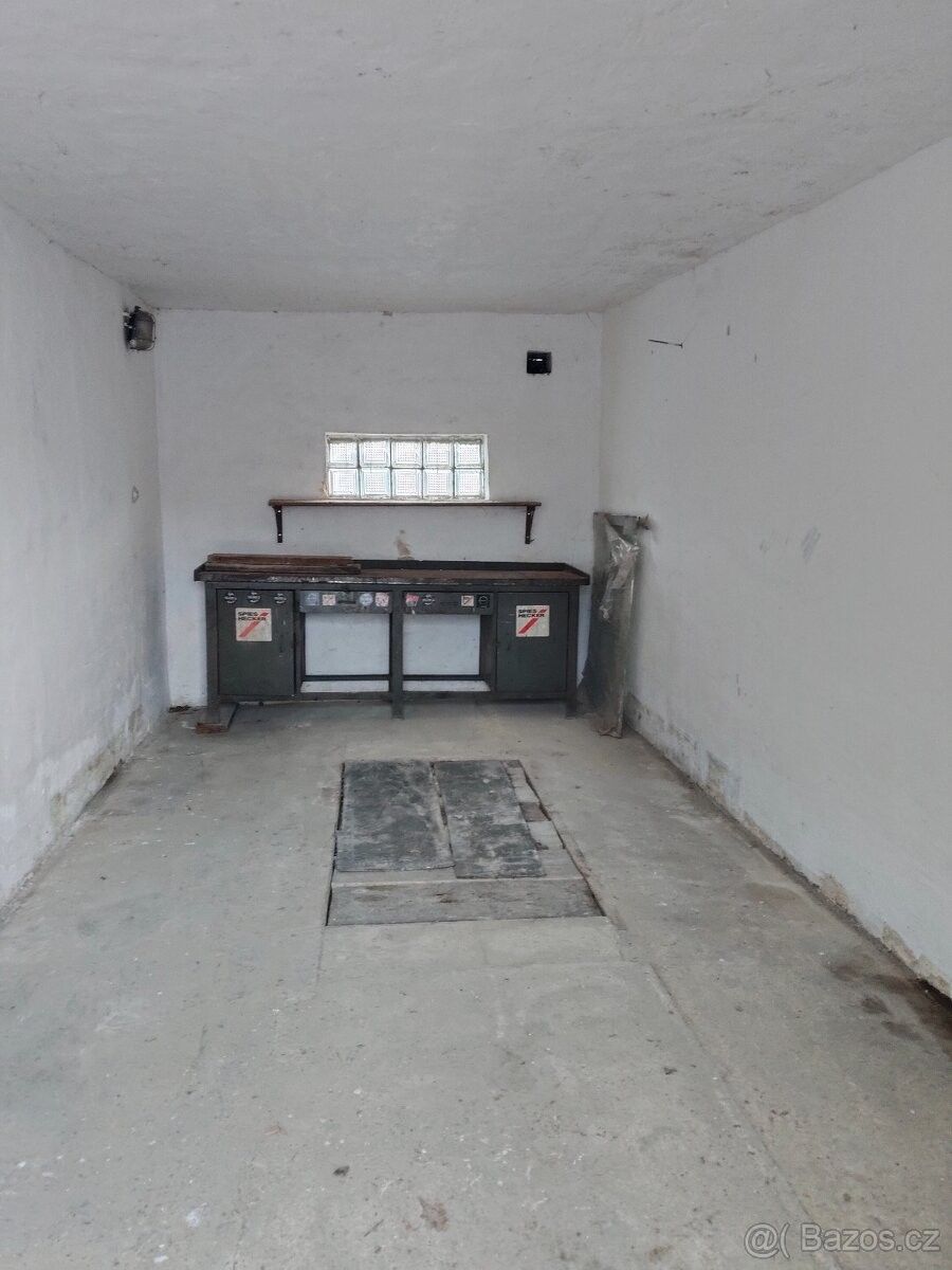 Garáže, Ostrava, 708 00