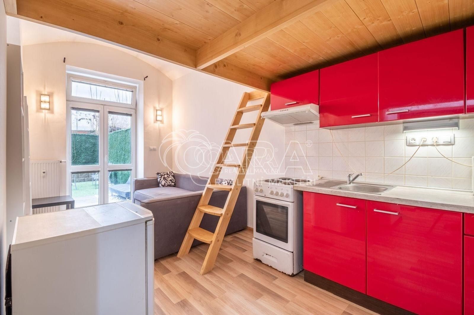 Pronájem byt 1+kk - Pod Labuťkou, Praha, 45 m²