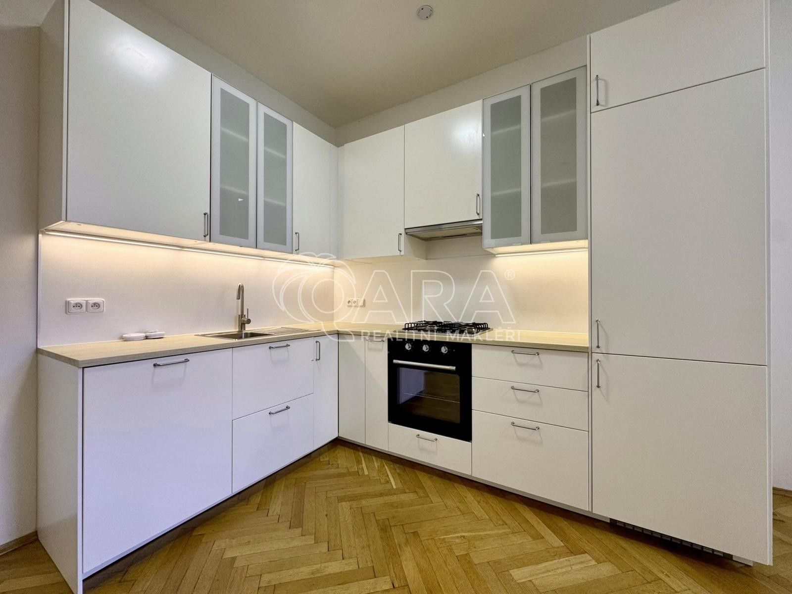 Byt 2+kk · 41 m² · náměstí Interbrigády  , Praha - 3
