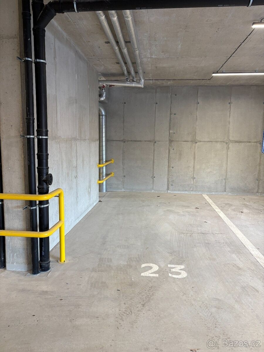 Garáže, Brno, 614 00