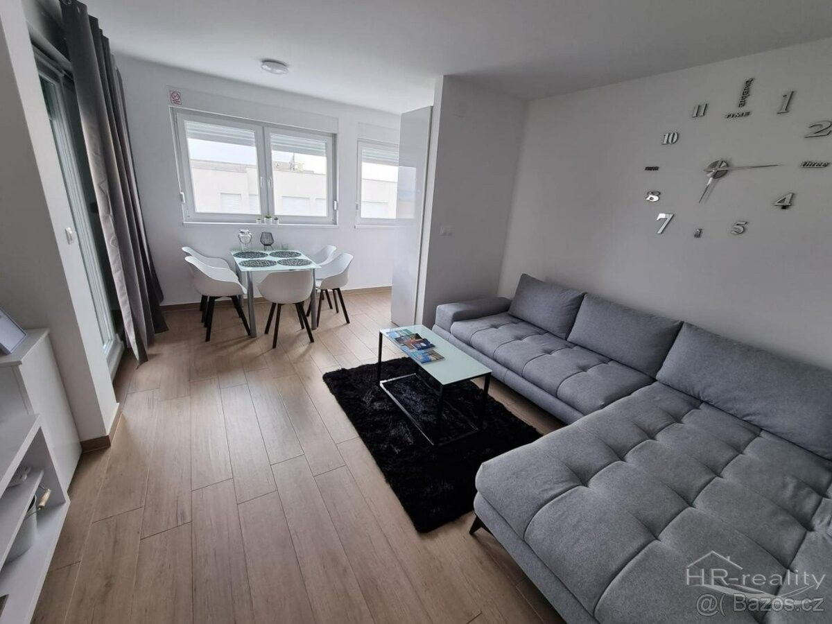 Byty, 987 66, Zahraničí