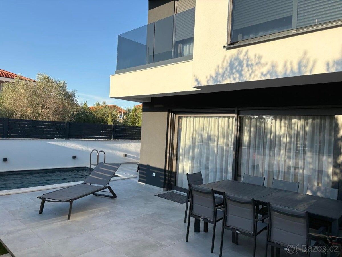 Rodinné domy, 987 65, Slovensko